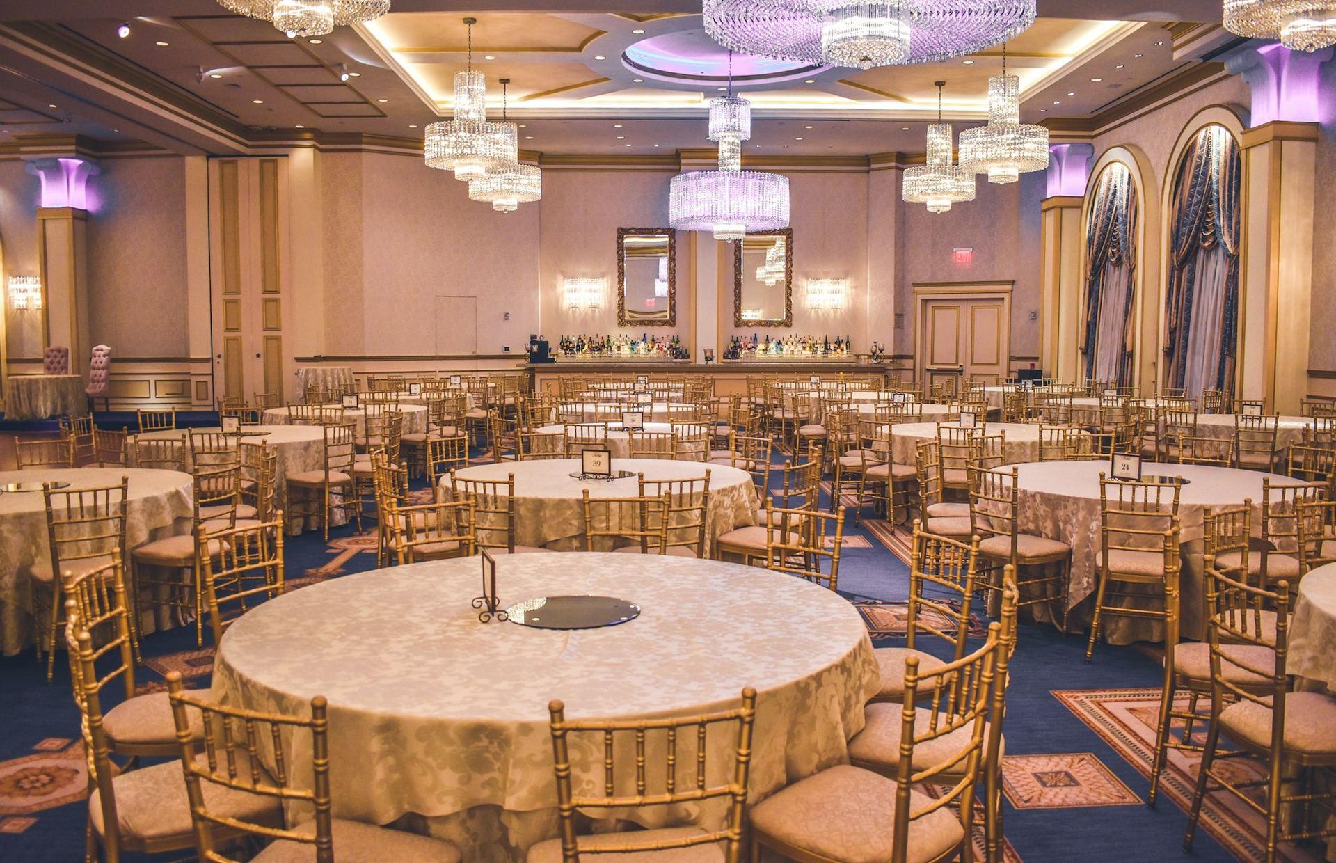Gedekte zaal klaar voor bedrijfscatering